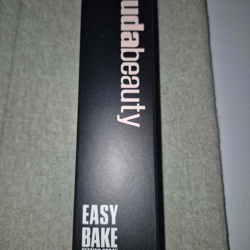 HUDA BEAUTY Easy Bake Powder in Black and White - Picture 1 of 1